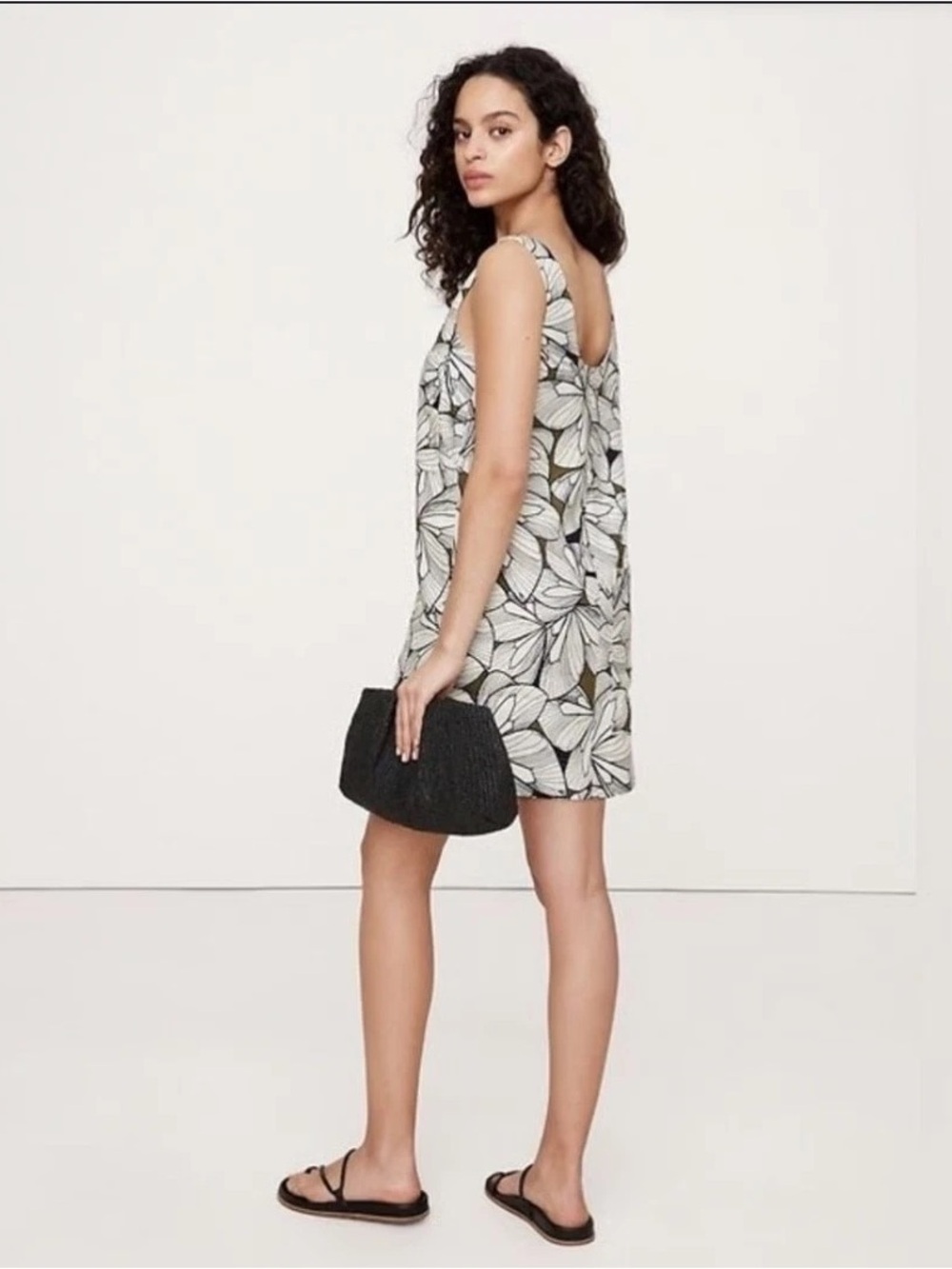 Banana Republic 100 % linen Printed Sleeveless Shift Dress in Black and White